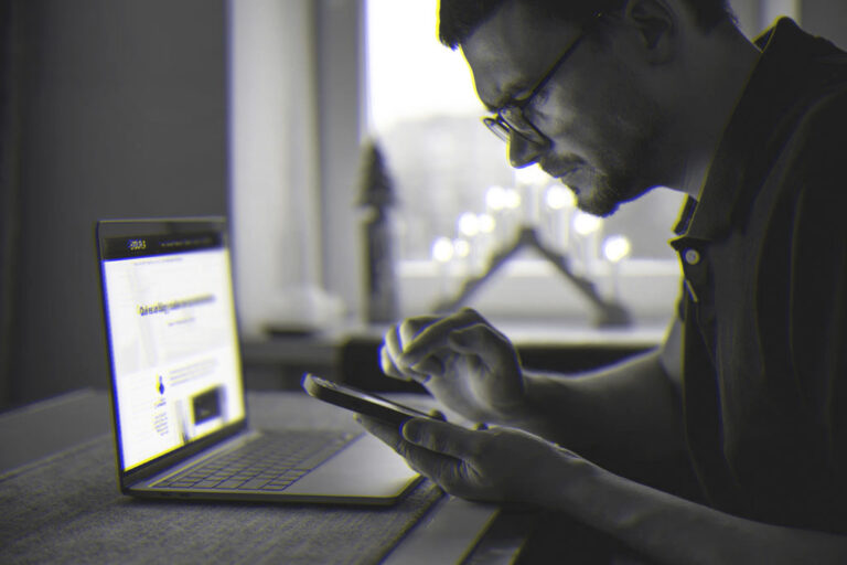 Hombre leyendo un artículo de blog en internet sobre qué es y cómo escribir un articulo para un blog