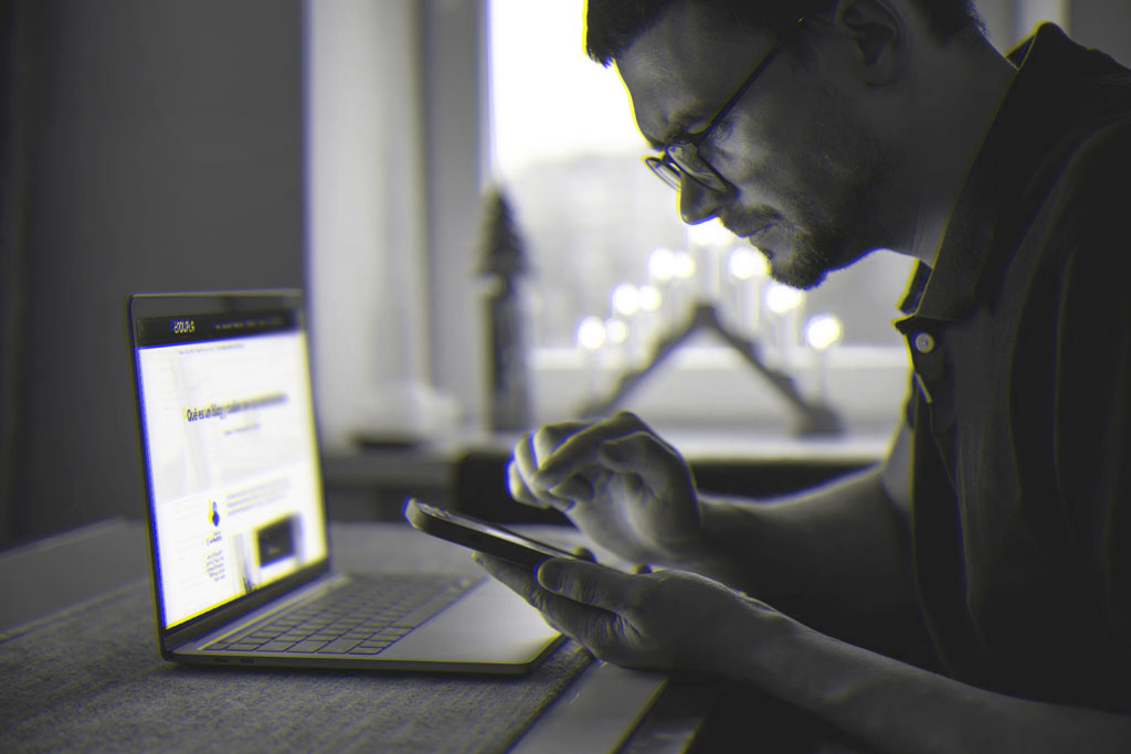 Hombre leyendo un artículo de blog en internet sobre qué es y cómo crear artículos