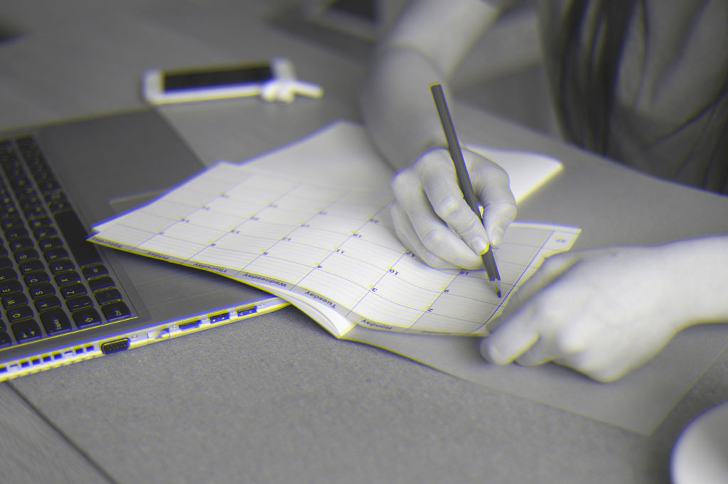 Persona calculando cuanto se demora en funcionar el SEO en Colombia